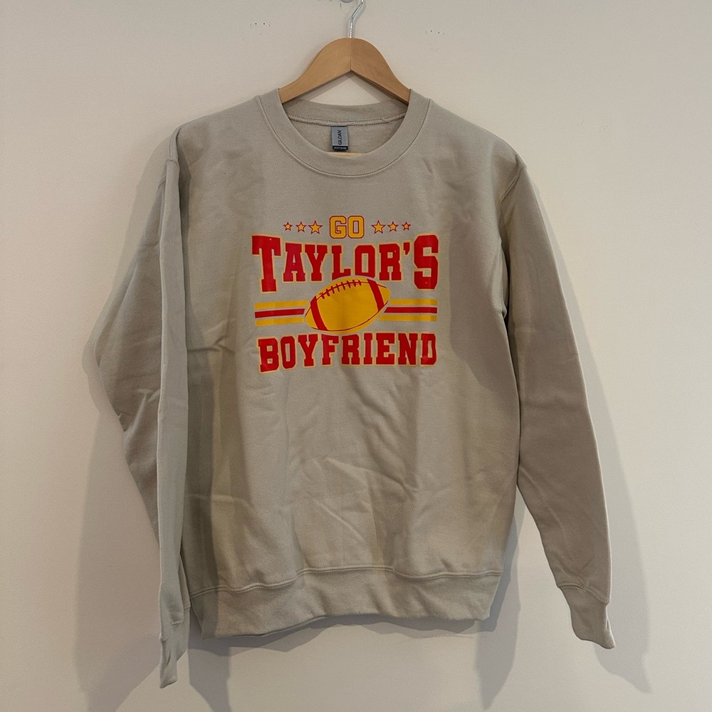 Chief’s, Travis Kelce, Taylor Swift sweatshirt